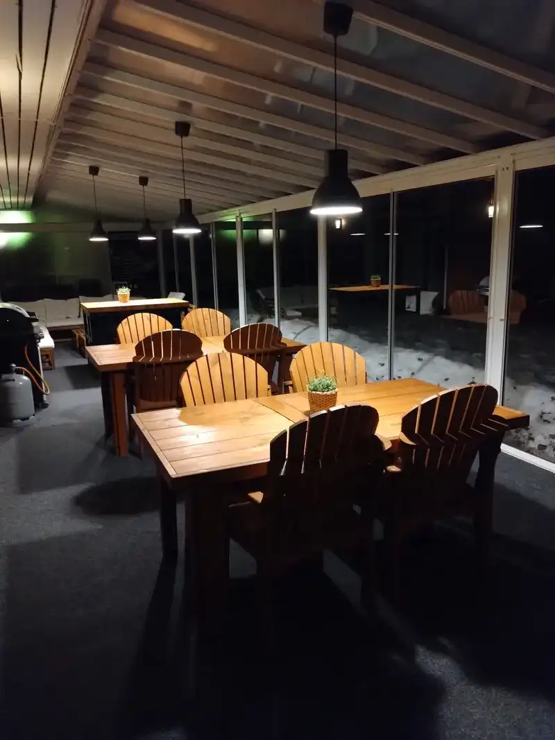 Terassin ruokailutila tunnelmallisessa iltavalaistuksessa