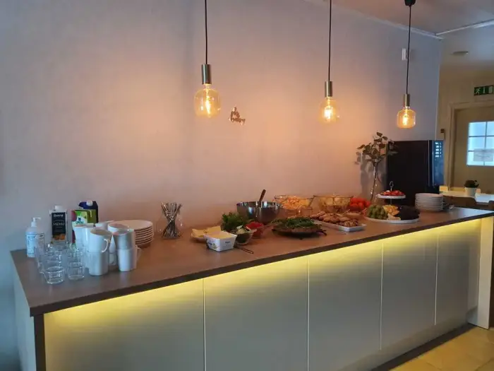 Tarjoilutiski ruokatarjoiluineen ja kahvituksella