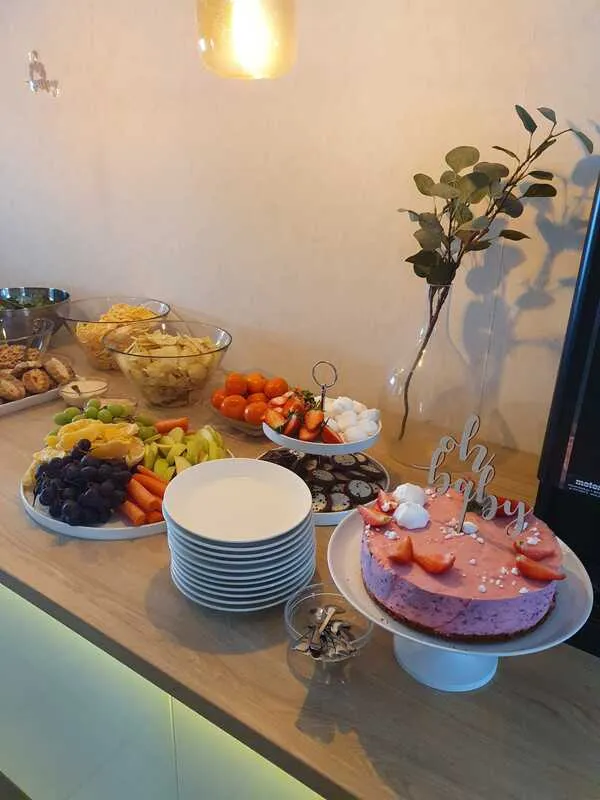 Juhlatarjoilu kakun ja hedelmien kera