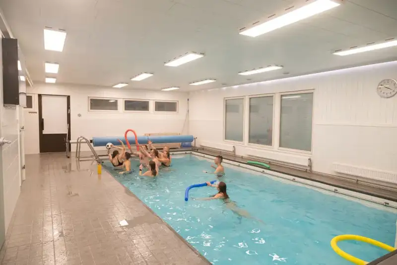 Sisäuima-allas vesijumpparyhmän käytössä