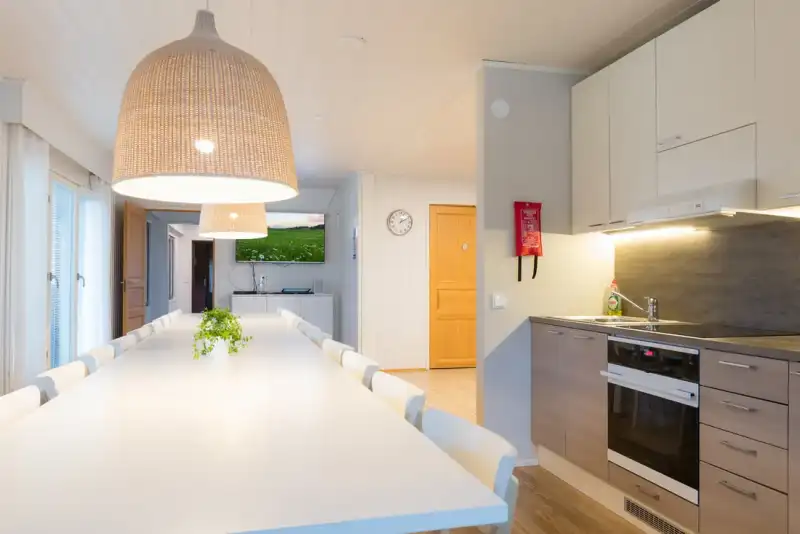 Valoisa kokoustila modernilla keittiöllä