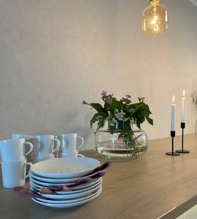 Tarjoilutiski ja astiat