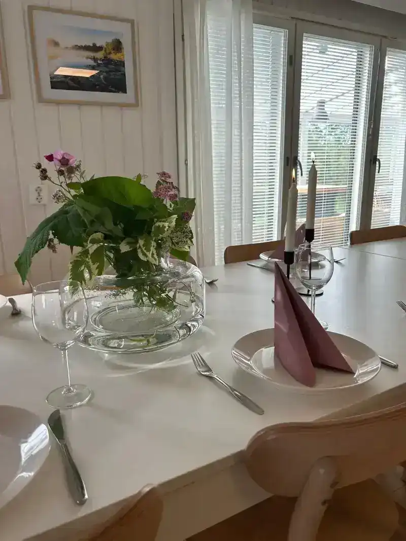 Juhlapöytä kattauksella