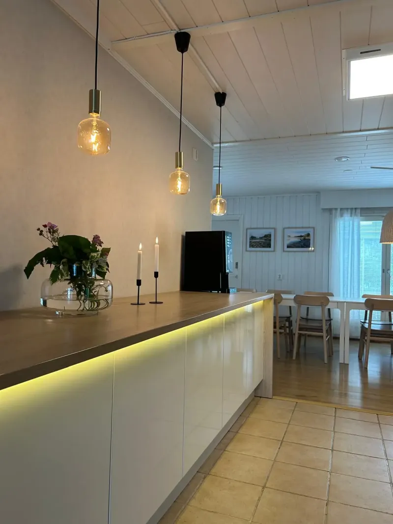 Kahvio ja baaritiski