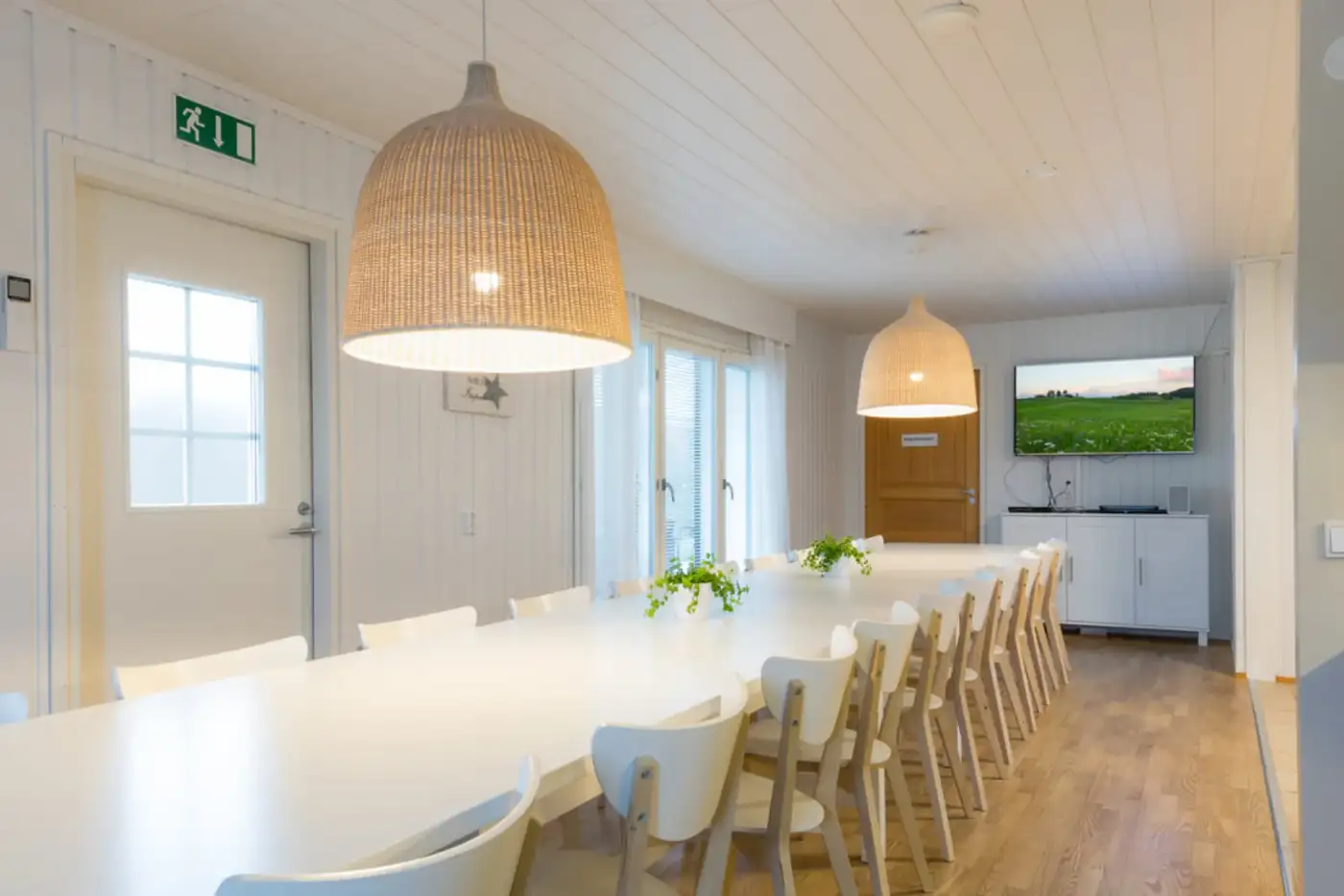 VS Relax kokoustilat - moderni kokoushuone ja lasitettu terassi