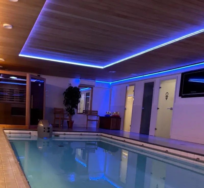 Sisäuima-allas ja allasosasto